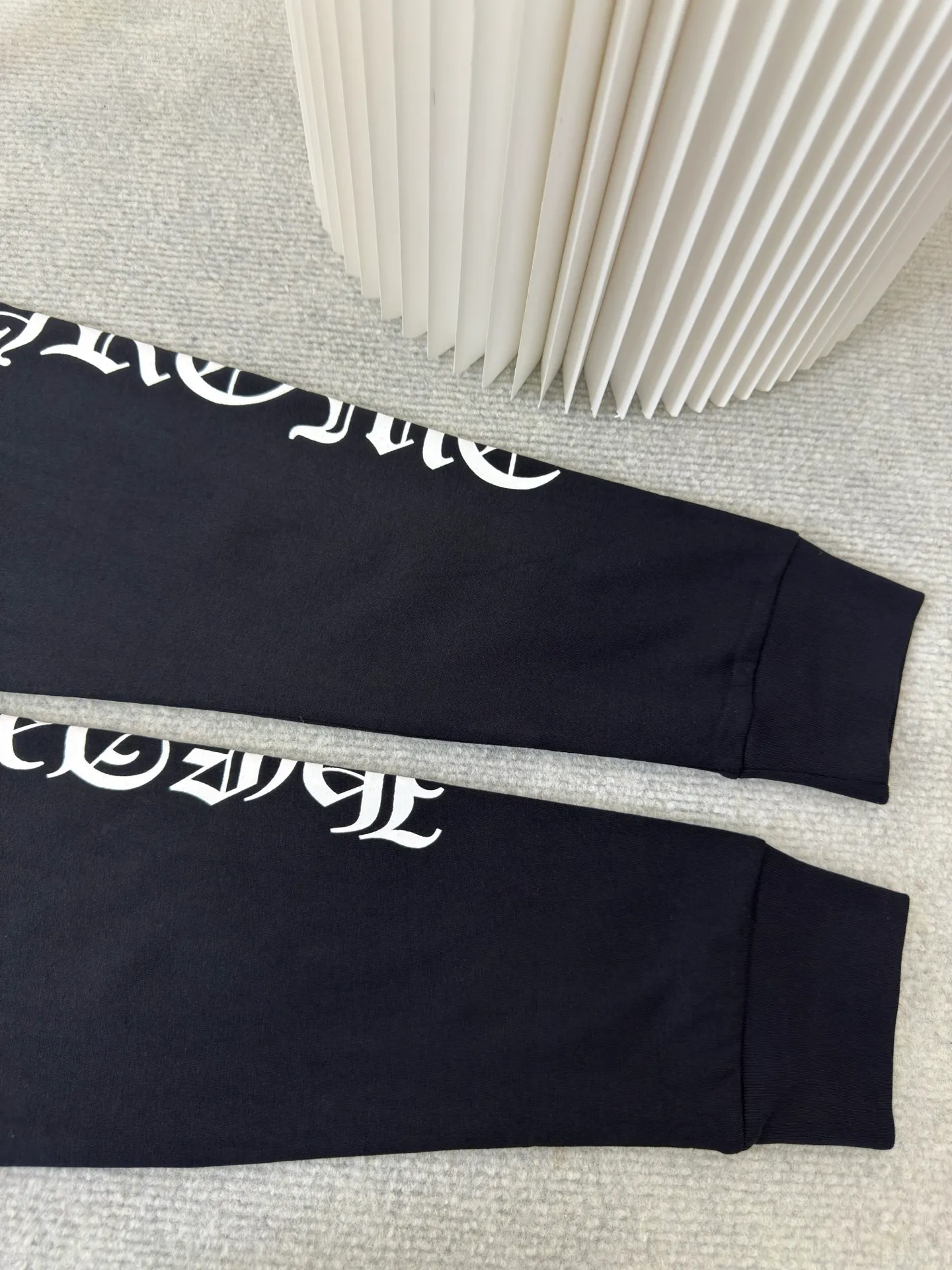 P290 Chrome Hear Sanskrit collar long sleeves. The fabric is made of 26 weave 200 grams cotton. The printing is ink printing. Customized accessories. Size S M L